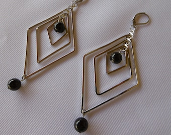 Boucles d'oreilles losanges, géométrique argentés, perles en onyx, dormeuses en acier inoxydable, bijou moderne.