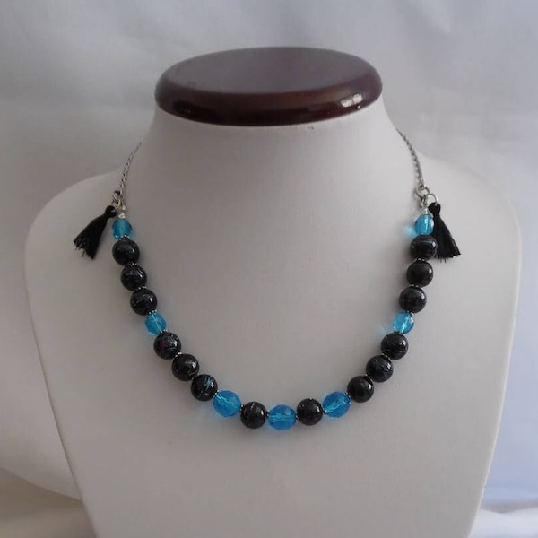 Collier ras de cou, perles en verre, pompons, chaîne en acier inoxydable, turquoise et noir, fait main, pièce unique.