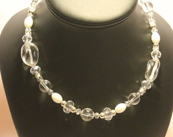 Collier ras de cou perles en verre, blanc et transparent, apprêts acier inoxydable, bijou d'été,  unique fait main, cadeau fête des mères