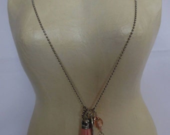 Collier sautoir pendentif breloques, chaîne bille, pompon, suédine, perles en verre,   rose, argent, bijou en acier inoxydable, fait main