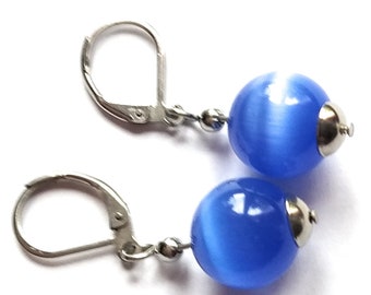 Boucles d'oreilles bleues, perles en verre, tout le métal est en acier inoxydable. Boucles dormeuses fait main en pièce unique