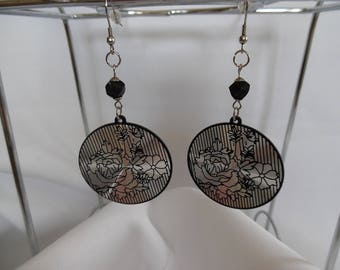 Boucles d'oreilles grandes, grands cercles, aluminium, perles en verre, noir, argent, bijou femmes, asiatique, pièce unique, fait main