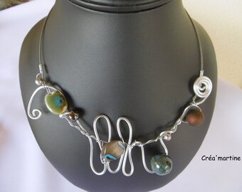 Ras de cou moderne, fil aluminium, festif, perles en céramique, résine, argent, bleu, marron, sur câblé en acier.