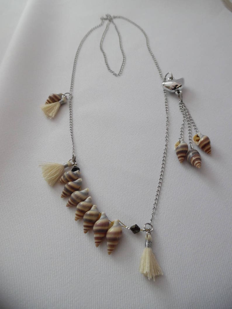 Sommerliche lange Halskette mit Muscheln, Pompons, Swarovski-Kristall, Edelstahlkette, beige und braun, handgefertigt, einzigartig Bild 5