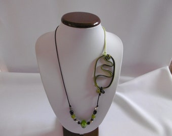 Collier long original, perles en verre, aluminium, vert, noir, fait main, pièce unique, artisanal, acier inoxydable, bijou femmes, soirée