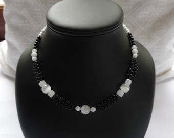 Collier perles en verre, collier femmes, noir, blanc, collier court, accessoire, bijou femmes, cadeau pour elle, unique, acier i