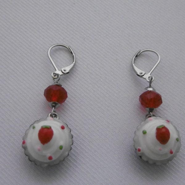 Boucles d'oreilles original, sur dormeuses perles en verre, gâteaux, rouge et blanc,  cadeau fait main, acier inoxydable