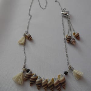 Sommerliche lange Halskette mit Muscheln, Pompons, Swarovski-Kristall, Edelstahlkette, beige und braun, handgefertigt, einzigartig Bild 3
