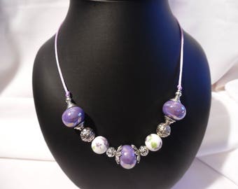 Collier court céramique, perles en céramique, métal, fil de soie, violet, blanc, fermoir acier, bijou femmes, pièce unique, cadeau fait main