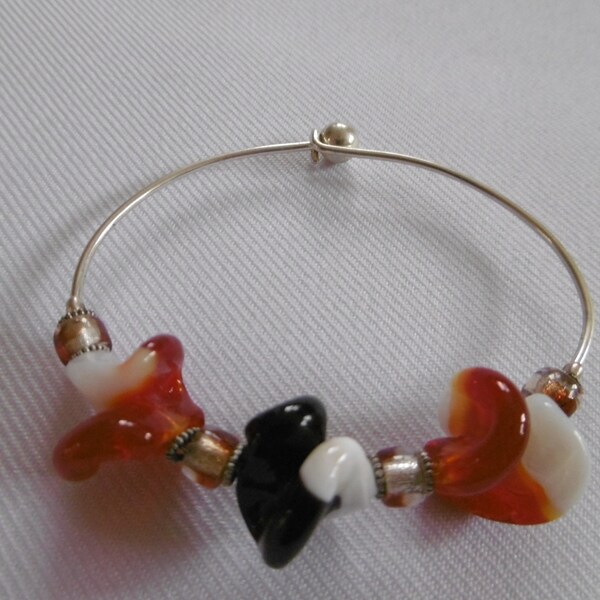 Bracelet verre indien,  perles en verre, osselets,  blanc noir,  blanc orange, support métal, fermoir bille, argent, bijou femme, fantaisie