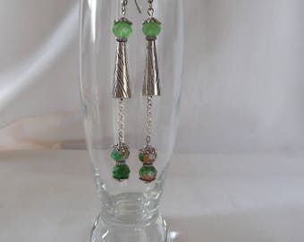 Boucles d'oreilles cônes, perles en verre, original, verte, cônes en métal, vert, beige, bijou femme, pièce unique, cadeau pour elle