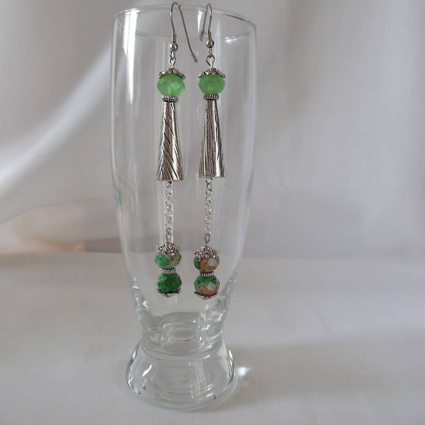 Boucles d'oreilles cônes, perles en verre, original, verte, cônes en métal, vert, beige, bijou femme, pièce unique, cadeau pour elle