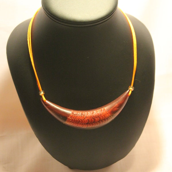 Collier ras de cou, grosse perle corne, résine, orange, marron, cordon en fil de soie, bijou femmes, moderne, unique