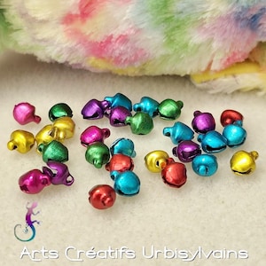 Lot de 20 breloques grelots multicolores 7,5x6mm