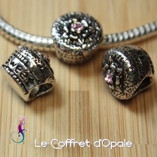 Lot de 2 perles cupcake en métal argenté et strass roses pour bracelet ou collier européen