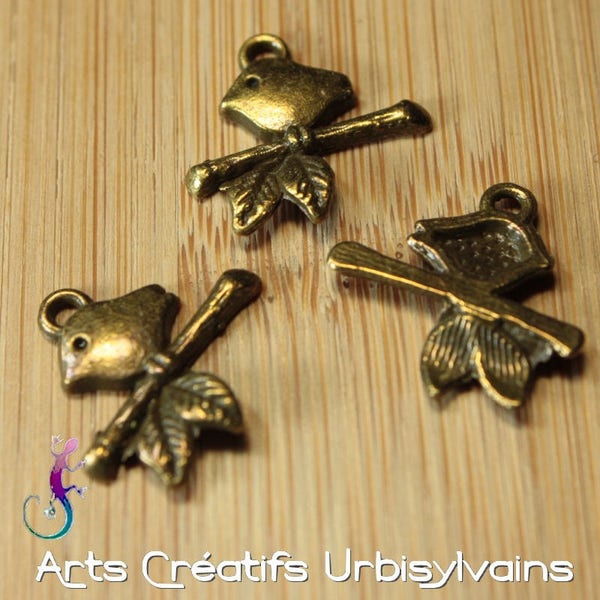 Lot de 4 breloques oiseau sur sa branche en métal bronze 17x17mm