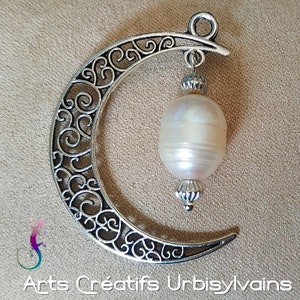 Silver-plated metal and 40mm white water pearl chiseled moon pendant