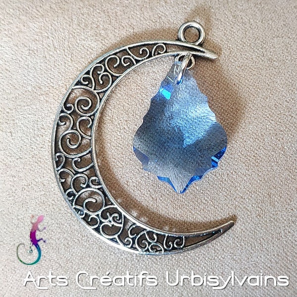 Pendentif lune ciselée en métal argenté et goutte de cristal bleue 40mm