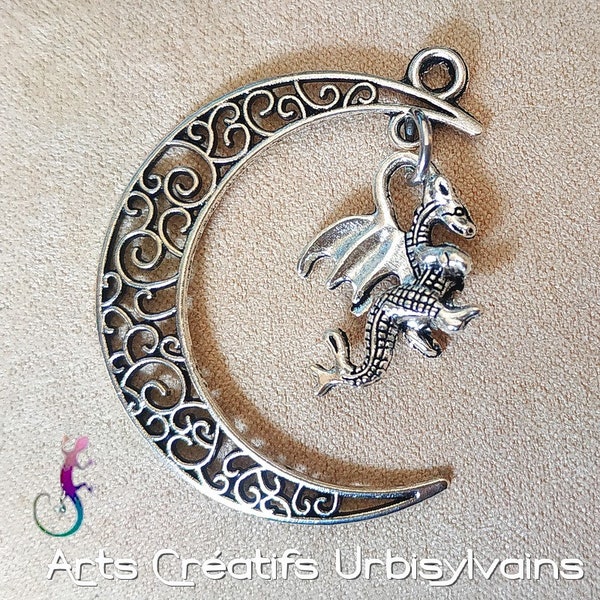 Pendentif lune ciselée et dragon en métal argenté antique 40mm