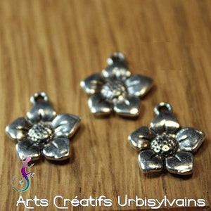 Lot of 5 silver metal flower charms 18x16mm