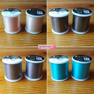 Könnte beinhalten: Acht Spulen Miyuki Beading Thread in verschiedenen Farben, darunter Rosa, Grau, Schwarz und Türkis. Jede Spule ist mit dem Markennamen, dem Fadenart und der Länge in Metern gekennzeichnet.