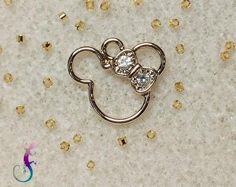 Minnie-Anhänger aus goldfarbenem Metall und weißen Strasssteinen