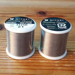 Une bobine de fil de nylon Miyuki Gris