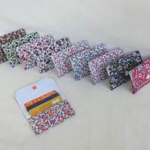 Tarjetero para tarjetas de fidelidad, tarjetas de visita o bancarias, bolsillo de almacenamiento de 3 compartimentos, tejido floral estilo Liberty, hecho a mano.