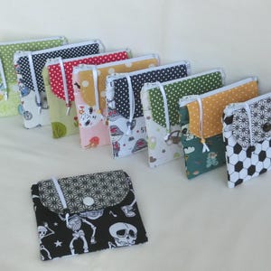 Porte Monnaie Enfant, Fermeture zippée, 1 poche à rabat pour Document / Porte cartes, Tissu Coton Animaux, Voiture et Vélo, Fille / Garçon