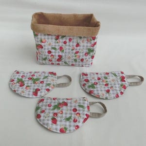 Ensemble Panier et ses 3 Sous tasses ou verres, Jute et Tissu Fruit rouge,  Corbeille à pain ou à noix, Gâteaux ou Chocolats Table de Noël