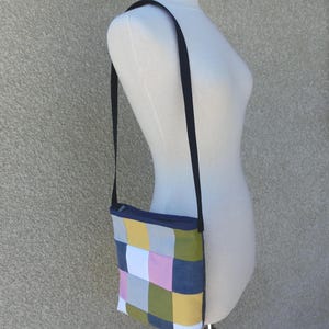 Borsa a tracolla, patchwork di cotone e tessuto denim riciclato, sacchetto con chiusura a zip e tasca, borsa a spalla, regalo per donna, realizzata a mano