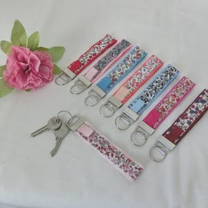 Dragonne de poignet Porte Clef , Tissu Fleuri esprit Liberty, Bracelet Porte-clés, Bijou de sac à main, Porte clé, Fait Main en France