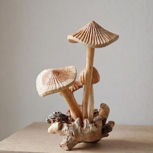 Decoración de setas de madera talladas a mano – Figura de hongo, escultura con base de madera nudosa (5" x 8")