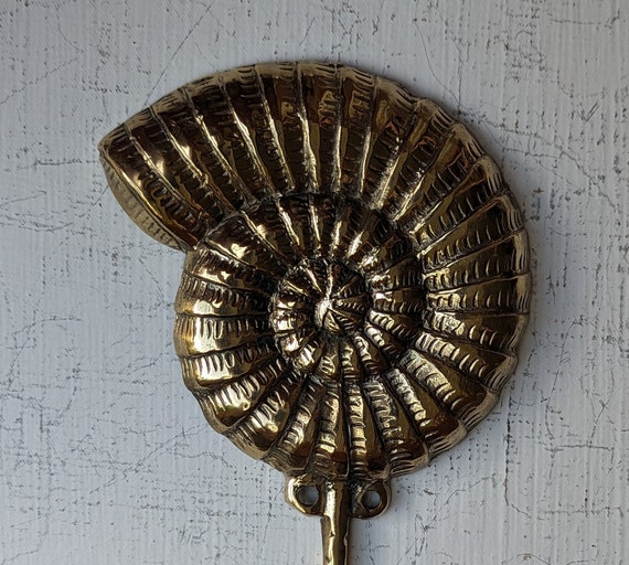 Encrier en bronze et laiton à décor de coquilles et aigles. Epoque
