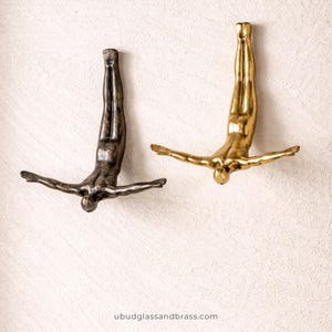 Wandskulptur aus Messing. #1 Variante: Fliegende Athletenfigur
