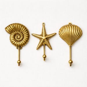 Peut inclure: Une tasse en céramique blanche avec une anse noire et l'inscription "But First, Coffee" en gras noir. La tasse est posée sur un fond flou, suggérant un cadre chaleureux.