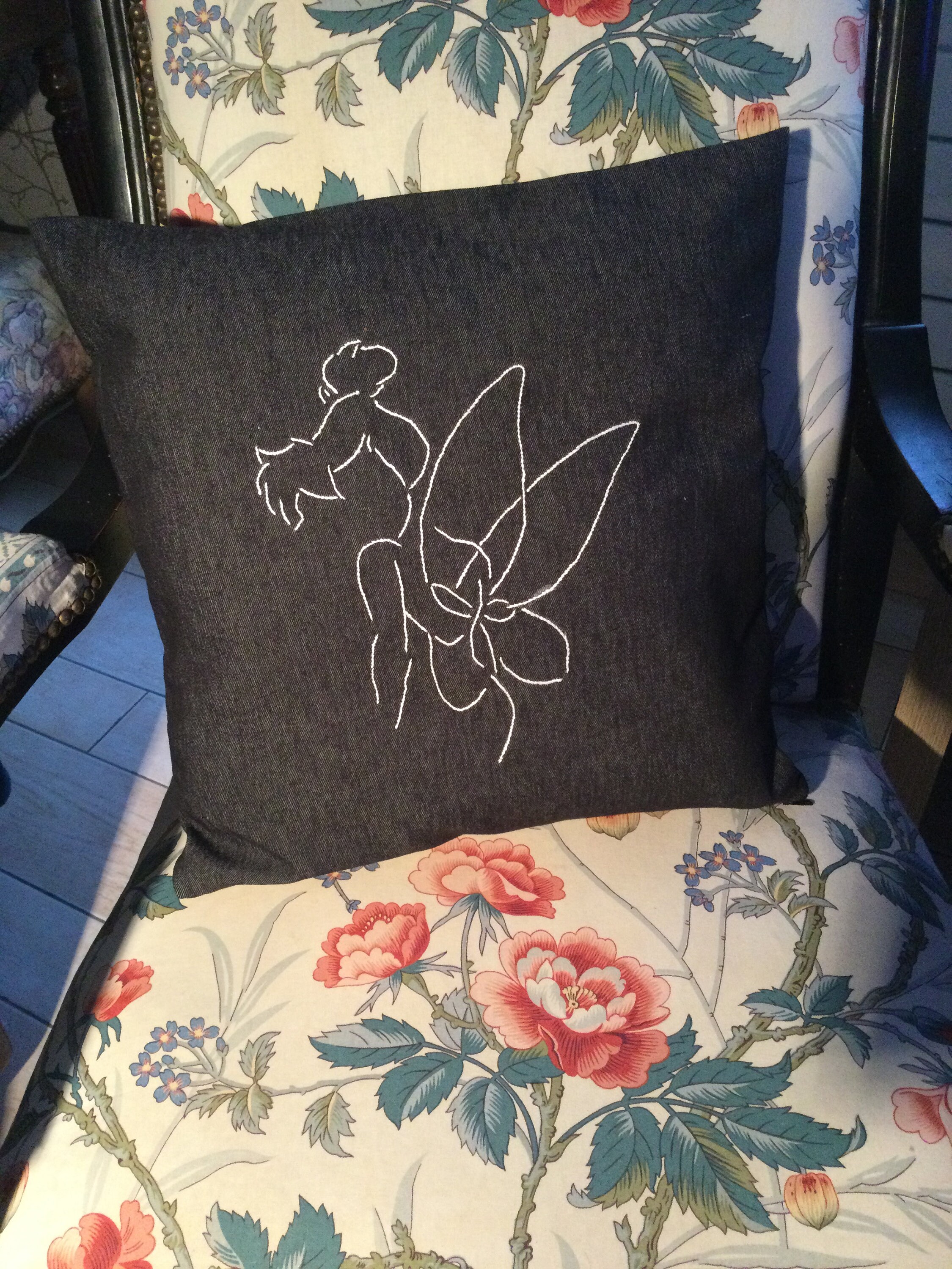 Housse de Coussin Jean Noir Brodée Fée Clochette