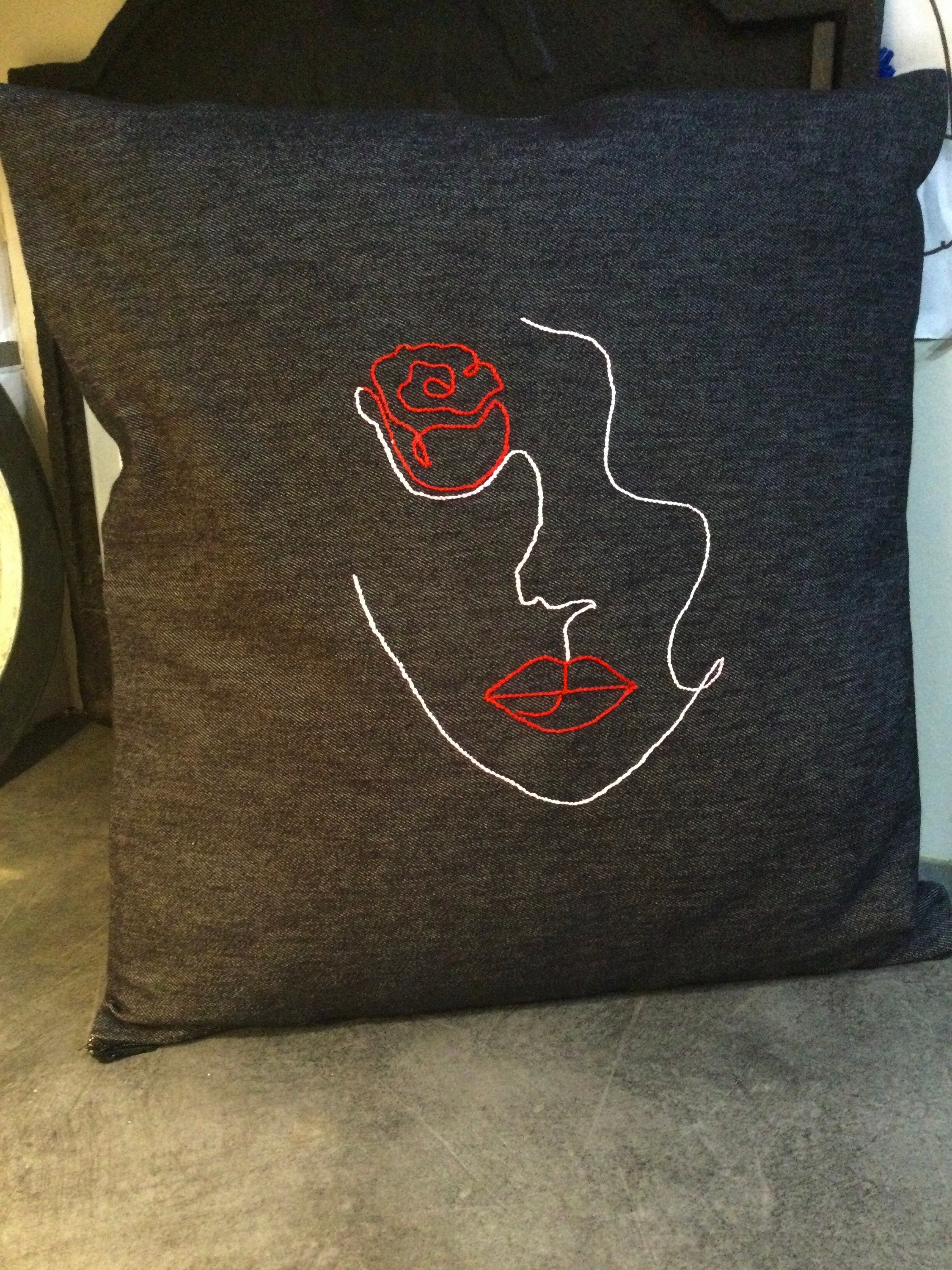 Housse de Coussin Jean Noir Brodée Visage à La Rose