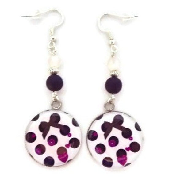 Boucles d'oreilles cabochon image, noeud, pois dans les tons de blanc,noir et violet,perles polaris blanche et noire