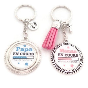 Duo - Porte clés, "Papa en cours veuillez patienter..."ou "Maman en cours veuillez patienter...", futur papa, future maman, bébé en cours