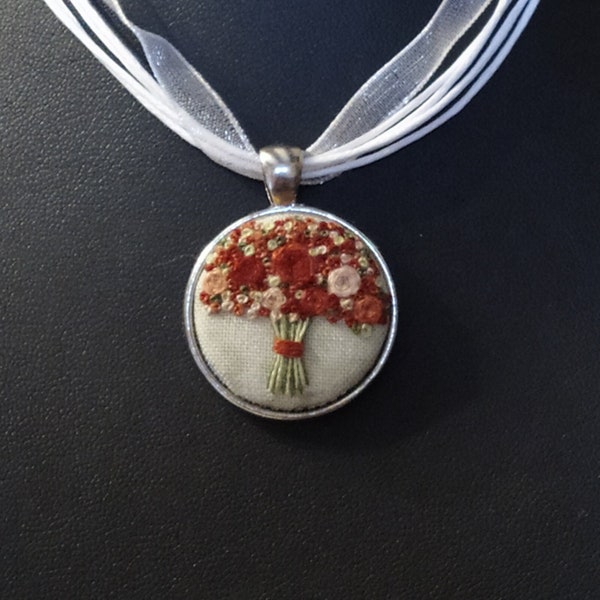 Médaillon brodé à la main de fleurs, pendentif brodé, collier d'organza