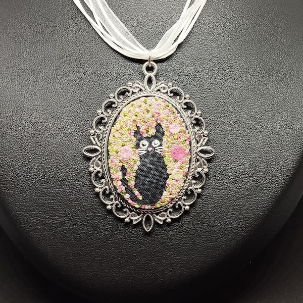 Médaillon brodé à la  main d'un chat entouré de roses, pendentif brodé, collier d'organza