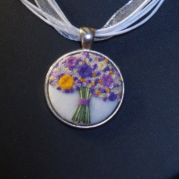 Médaillon brodé à la main de fleurs, pendentif brodé, collier d'organza