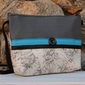 Pochette bandoulière grise et blanche