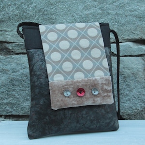 Elegant crossbody pouch