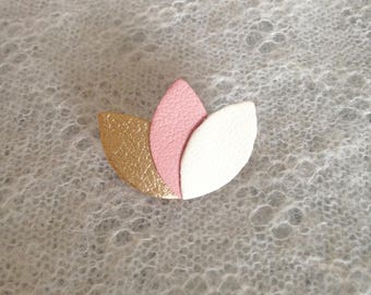 Petite broche "3 pétales" en cuir doré/rose/crème