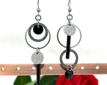 Boucles d'oreilles  Asymétriques, cercles anneaux, acier inoxydable, argent et sequins noirs