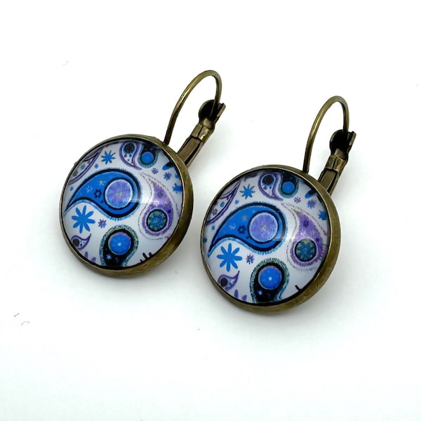 Boucles d'oreilles dormeuses cabochon en verre motif cachemire bleu, cadeau femme, fille