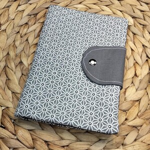 Pochette de santé pour ordonnances, cartes vitale et mutuelle motifs géométriques gris et blanc