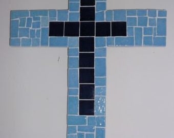 Croix réalisée en mosaïque